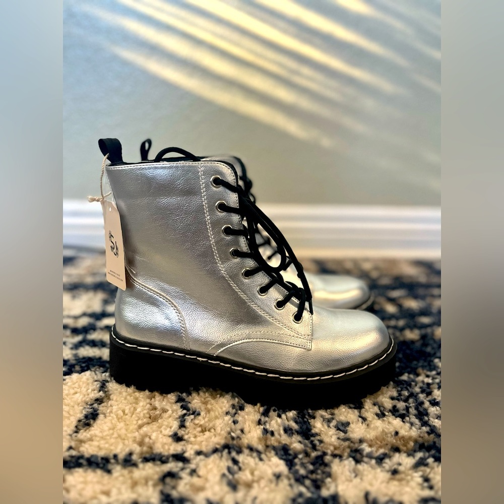 Sincerely Jules Silver Metallic Boots. New with Tags